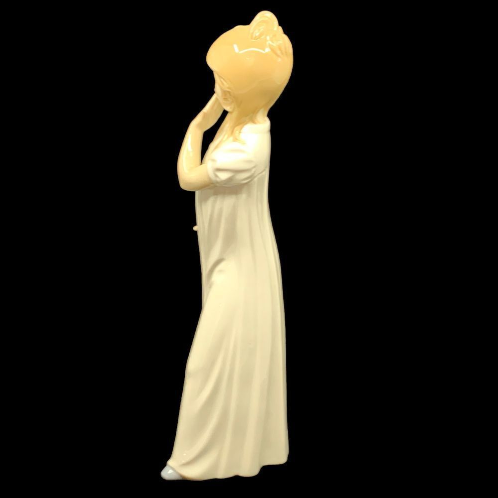 Lladro Nao‎ Figurine Girl Yawning Getting Ready for Bed #230 Porcelain Figurine - Picture 5 of 6